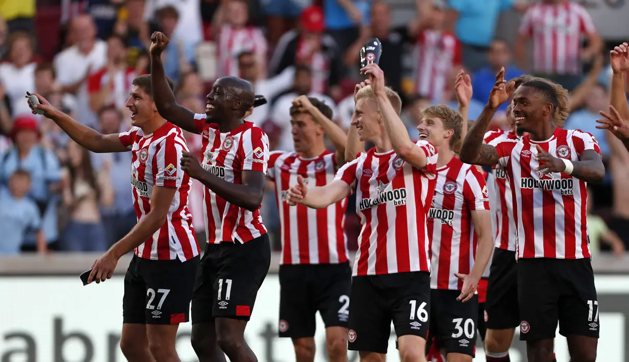 Para pemain Brentford berselebrasi merayakan kemenangan atas Manchester United usai pertandingan lanjutan Liga Inggris di Gtech Community Stadium di London, Sabtu (13/8/2022). Brentford menang telak atas MU 4-0. (AFP Photo / Ian Kington)