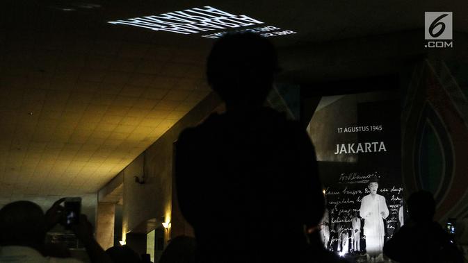 Penampakan hologram dalam rangka Monas Week 2019 terpampang di Auditorium Monumen Nasional (Monas), Jakarta, Senin (22/7/2019). Acara ini merupakan pameran teknologi fotografi yang merekam cahaya tersebar dari suatu objek dan kemudian disajikan dalam bentuk 3 dimensi. (Liputan6.com/JohanTallo)