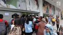 Para pengunjung saat berburu diskon besar-besaran di Lotus Department Store, Jl Thamrin, Jakarta, Rabu (25/10). Diskon tersebut untuk mengakhiri beroperasinya Lotus akhir bulan ini. (Liputan6.com/Angga Yuniar)