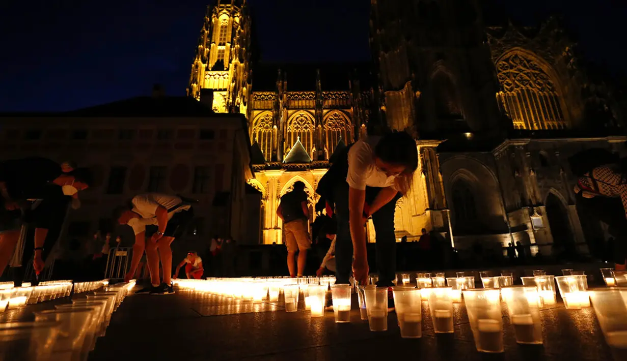 Warga menyalakan lilin untuk memperingati para korban pandemi virus corona COVD-19 di Kastil Praha, Praha, Republik Ceko, Senin (10/5/2021). Republik Ceko melonggarkan pembatasan terkait COVID-19 secara besar-besaran kendati hampir 30 ribu orang telah meninggal. (AP Photo/Petr David Josek)