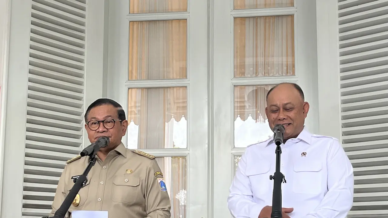 Gubernur DKI Jakarta Pramono Anung (kiri) dan Kepala BGN Dadan Hindayana (kanan) di Balai Kota DKI Jakarta, Senin (9/2/2026).