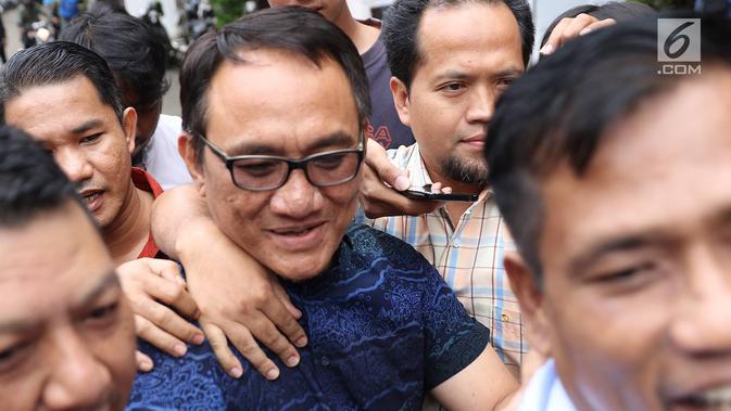 Politikus Partai Demokrat Andi Arief tiba di Gedung BNN, Cawang, Jakarta Timur, Rabu (6/3). Kasus dugaan penyalahgunaan narkotika yang menjerat Andi Arief tidak dilanjutkan ke ranah hukum atau pidana. (Liputan6.com/Immanuel Antonius)