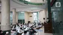 Suasana pelaksanaan salat Idul Adha di Masjid Fatahillah Balai Kota, Jumat (31/7/2020). Salat yang diikuti para pejabat Pemprov DKI Jakarta tersebut digelar dengan menerapkan protokol kesehatan. (Liputan6.com/Immanuel Antonius)