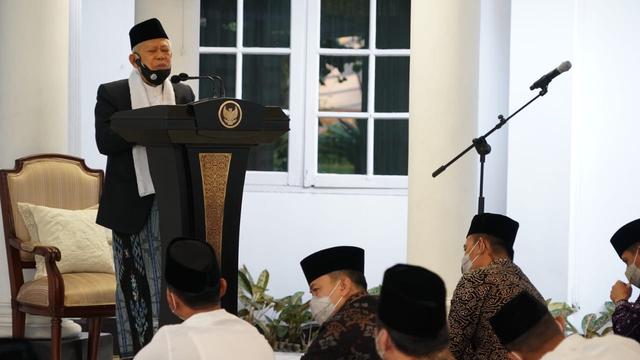 Menyambut Hari Raya Idul Adha 1441 Hijriah, Wakil Presiden Ma’ruf Amin melakukan salat Idul Adha di Pendopo Kediaman Dinas Wapres, Jalan Diponegoro Nomor 2, Jakarta Pusat pada Jumat pagi (31/7/2020).