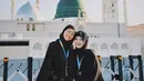 Potret Awkarin bersama ibunda setelah berkunjung ke Raudah di Masjid Nabawi, Madinah.  "Selesai melaksanakan shalat di Raudhah bersama dua wanita penting di hidupku!" (Foto: Instagram/ narinkovilda)