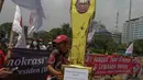 Barisan Relawan Jokowi Presiden 2014 (Bara JP) menggelar aksi damai di depan Istana Negara, Jakarta, (30/9/14). (Liputan6.com/Faizal Fanani)