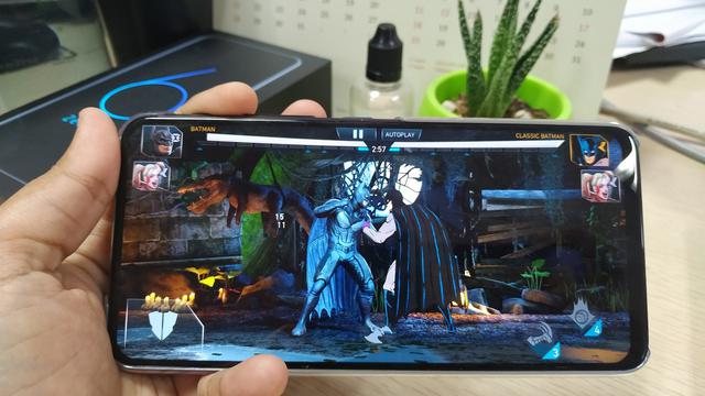 Tampilan Zenfone 6 saat memainkan gim Injustice 2.