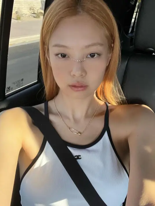 <p>Kembali dalam tampilan kasual, bahkan tanpa makeup sama sekali, lihat bagaimana kulit Jennie BLACKPINK di sini justru terlihat sehat, disempurnakan dengan warna rambut terangnya. Foto: Instagram.</p>