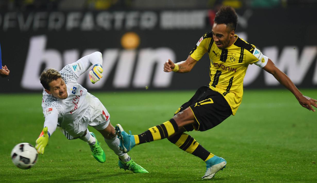 Kiper Hamburg SV, Rene Adler, berusaha menghalau bola tendangan striker Borussia Dortmund, Pierre Emerick Aubameyang. Gol Borussia Dortmund dicetak oleh Gonzalo Castro, Shinji Kagawa dan Pierre Emerick Aubameyang. (AFP/ Patrik Stollarz)