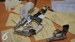 Petugas menata barang bukti hasil temuan tindak kasus di Polda Meto Jaya, Jakarta, Senin (15/8). Kasus yang dirilis diantaranya tindak pencurian dengan kekerasan dan tindak pidana tanpa hak membawa senjata api. (Liputan6.com/Gempur M Surya)