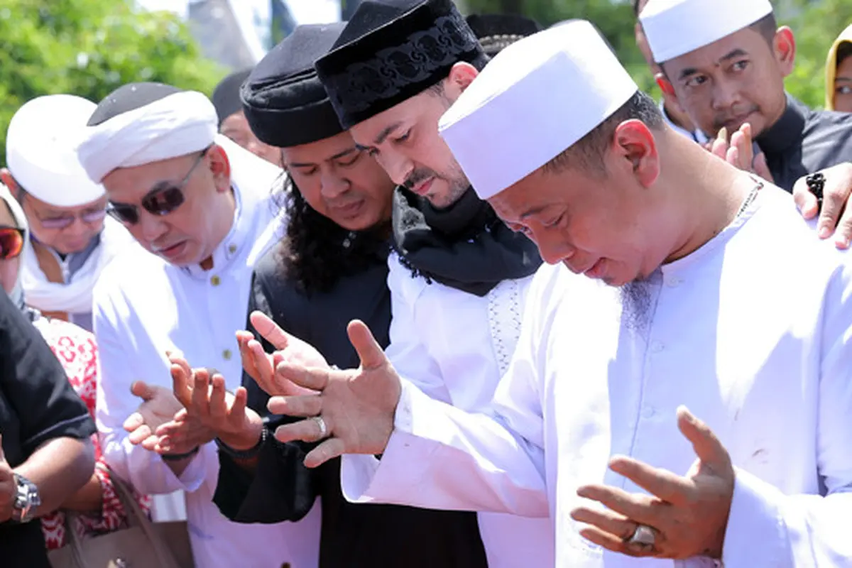 [Bintang] Pemakaman Istri Opick