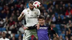 Pemain Real Madrid, Karim Benzema melakukan sundulan saat berebut bola dengan pemain Leganes, Unai Bustinza pada laga leg pertama babak 16 besar Copa del Rey di Santiago Bernabeu, Rabu (9/1). Madrid sukses mengandaskan Leganes 3-0. (AP/Manu Fernandez)