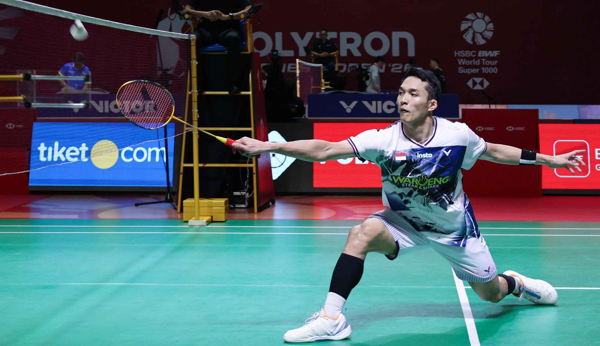 Pebulu tangkis tunggal putra Indonesia Jonatan Christie berusaha mengembalikan kok ke arah Jia Heng Jason The (Singapura) pada babak 32 besar Indonesia Open 2026 di Istora Senayan, Jakarta, Selasa (2/6/2026). (Bola.com/M Iqbal Ichsan)