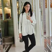 Dian Satrowardoyo tampil chic yang juga bisa kamu jadikan inspirasi tampil di acara bukber. Ia mengenakan oversized shirt berwarna putih, dipadukannya dengan celana legging hitam. [Foto: Instagram/therealdisastr]