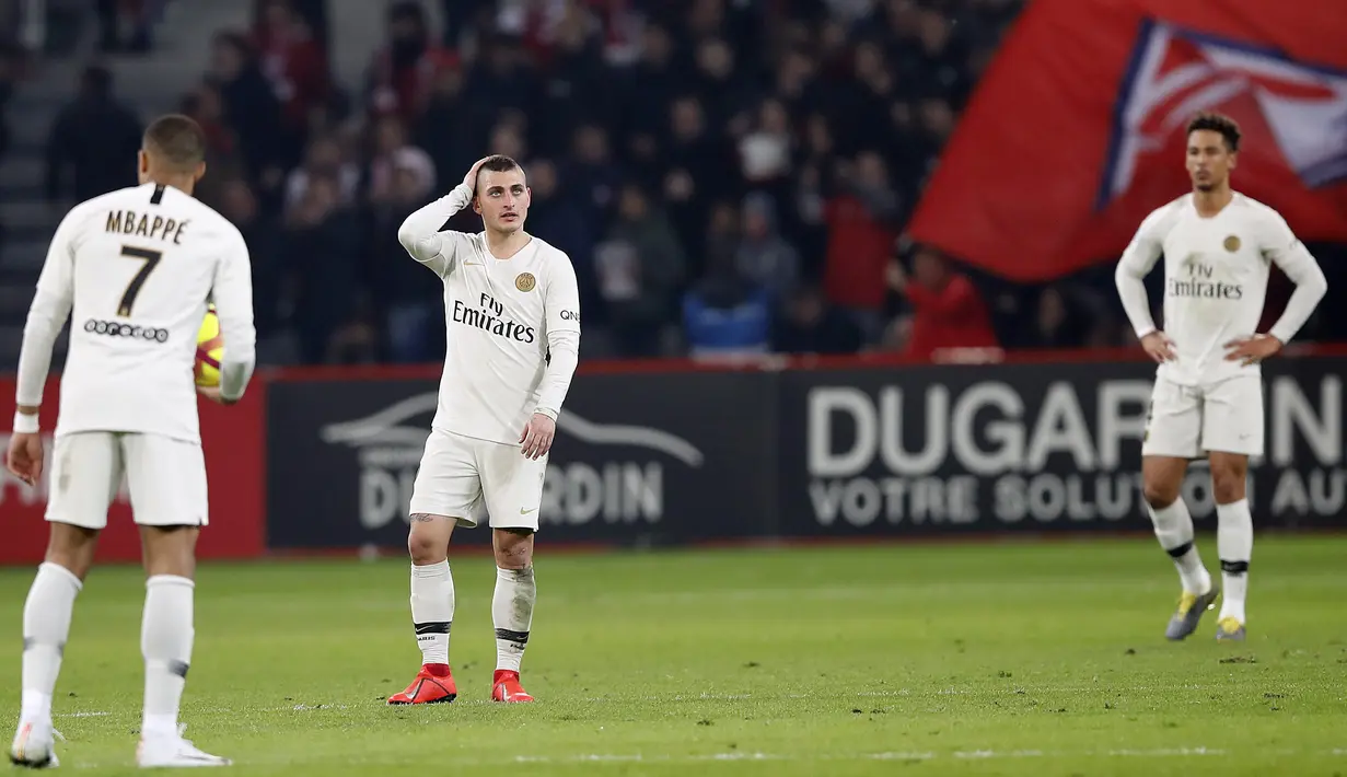 Para pemain Paris Saint-Germain (PSG), tampak kecewa usai ditaklukkan Lille pada laga Liga Prancis di  Stade Pierre Mauroy, Minggu (14/4). PSG takluk 1-5 dari Lille. (AP/Christophe Ena)