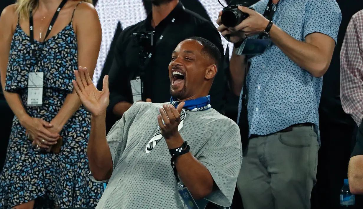 Ekspresi aktor AS Will Smith saat menonton pertandingan putaran ketiga antara petenis Prancis Jo-Wilfried Tsonga melawan petenis Australia Nick Kyrgios di Australia Terbuka di Melbourne, Australia (19/1). (AP Photo / Ng Han Guan)