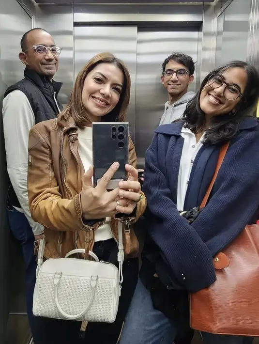 Keluarga ini juga menghabiskan waktu di London, Najwa terlihat mengenakan atasan jaket coklat dipadukan inner putih yang serasi dengan tasnya. @najwasihab