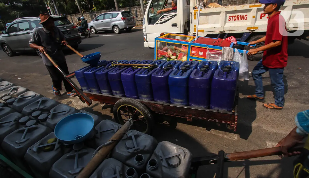 Di musim kemarau, penjualan air bersih di kawasan tersebut mengalami peningkatan meskipun tidak terlalu signifikan. (Liputan6.com/Angga Yuniar)