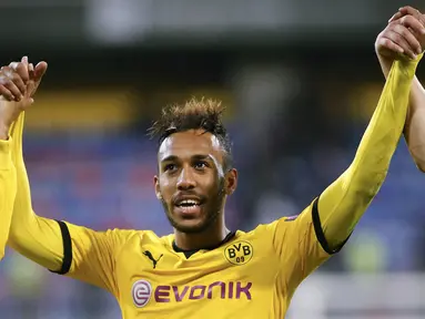Penyerang Dortmund, Pierre-Emerick Aubameyang berhasil mencetak hattrick pada laga Liga Europa melawan FK Qabala di Stadion Backcell Arena, Azerbaijan, Jumat (23/10/2015). (Reuters/David Mdzinarishvili)
