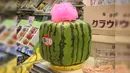 Rata-rata semangka kotak dijual sekitar US$ 200 per buah (sekitar Rp.26 juta) di pasar-pasar Jepang. Bahkan di Senbikiya, Tokyo, harga semangka berbentuk hati dijual masing-masing seharga US$ 300 per buah. (en.wikipedia.org)
