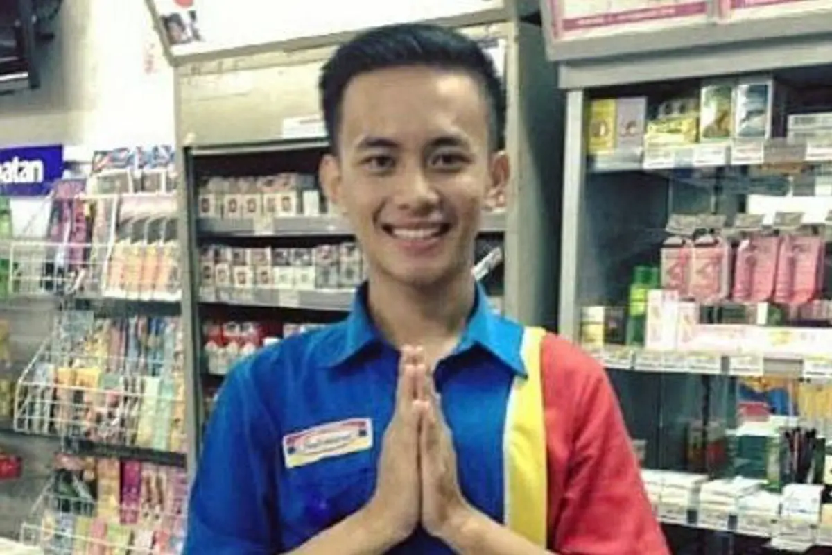 Heboh Pegawai Minimarket Tampan, Jadi Ingin Ngeborong Belanjaan!