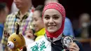 Atlet wushu Iran, Zahra Kiani menunjukkan medali perak dari nomor Qiangshu Asian Games 2018  di Jakarta, Selasa (21/8). (AP Photo/Aaron Favila)
