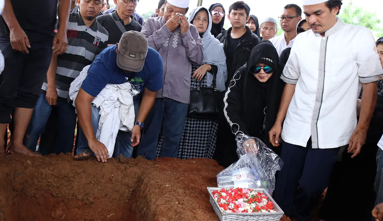 "Terus saya pulang ke rumah, pas sampai di Cibinong, di telepon suruh balik lagi katanya papah udah pingsan kayaknya udah enggak ada. Jadi itu sangat menyita waktu banget terus magrib sampai rumah papah lagi," papar Rina Gunawan.(Adrian Putra/Bintang.com)