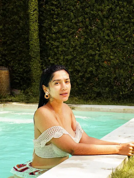 Warganet pasti setuju jika Fanny terlihat menawan walaupun tampil dengan wajah polosan. (Foto: instagram.com/fannyghassani)