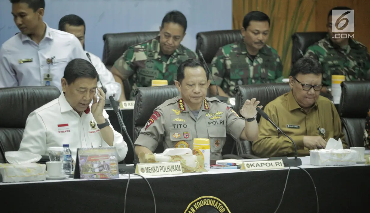 Menko Polhukam, Wiranto (kiri) memimpin rapat koordinasi dengan KPU-Bawaslu, Polri, TNI hingga sejumlah menteri di kantornya, Jakarta, Senin (15/4). Rapat membahas mengenai kesiapan akhir pengamanan tahapan pemungutan dan perhitungan suara pemilu serentak 2019. (Liputan6.com/Faizal Fanani)