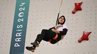 Ekspresi kecewa atlet panjat tebing Indonesia, Rajiah Salsabillah setelah kalah pada perebutan medali perunggu Olimpiade Paris 2024 di Le Bourget Sport Climbing Venue, Paris, Prancis, Rabu (07/08/2024). (AP Photo/Tsvangirayi Mukwazhi)