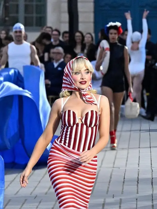 Penampilannya dilengkapi dengan syal bergaris merah putih yang diikatkan di rambut pirangnya dan sepatu hak kecil berwarna merah. [Foto: Instagram/sabrina_carpenenter.fan]
