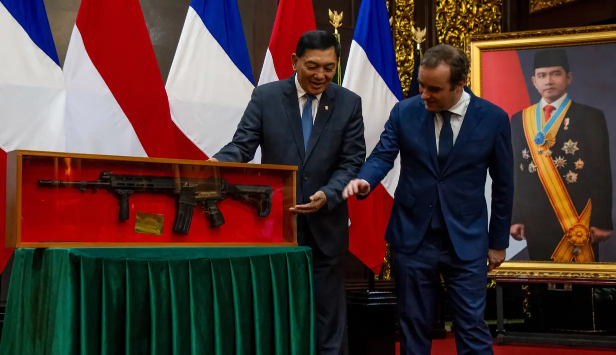 Usai upacara penyambutan, Menhan RI Sjafrie Sjamsoeddin dan Menhan Prancis Sebastian Lecornu langsung masuk ke dalam gedung Kemenhan untuk mengadakan pertemuan. (ADITYA AJI/AFP)