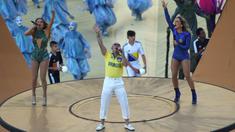 Pada Piala Dunia 2014 Brasil, Pitbull dan Jennifer Lopez dipercaya untuk membawakan lagu We are One. Lagu tersebut termasuk salah satu lagu Piala Dunia terbaik sepanjang masa. Pitbull memulainya dengan tempo cepat dan liriknya yang menggugah mendahului syair yang energik dan bergelombang dari Jennifer Lopez. (AFP/Pedro Ugarte)