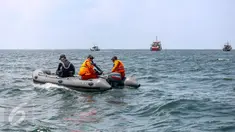 Sejumlah tim Basarnas, Polair, TNI AL menyisir untuk mencari korban hilang dalam tragedi KM Zahro Expres yang terbakar di Perairan Kepulauan Seribu, Jakarta, Senin (2/1). (Liputan6.com/Faizal Fanani)