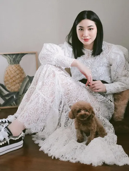 Memadukan simple dress berwarna putih dengan sneakers juga terlihat menawan. Bahkan, ikat pinggang hitam yang digunakan oleh Patricia Devina juga serasi dengan sepatu yang digunakan. (Liputan6.com/IG/@pattdevdex)