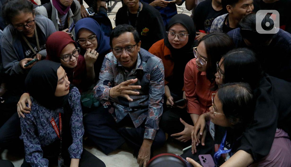 Mahfud MD juga menyampaikan rasa terima kasihnya kepada para jurnalis yang bertugas di Kemenko Polhukam. (Liputan6.com/Herman Zakharia)