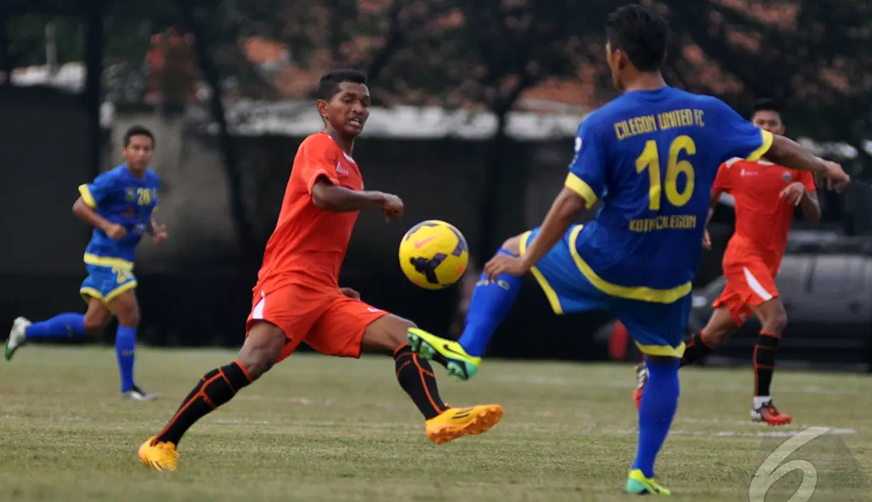 Gelandang Persija Abduh Lestaluhu berusaha menembus barisan pertahanan Cilegon United saat laga uji  coba di lapangan Mako Brimob, Depok, Jawa Barat, Rabu (14/1/2015). (Liputan6.com/Miftahul Hayat)