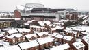 Salju menutupi Stadion Anfield dan bangunan di kota Liverpool menjelang laga lanjutan Liga Inggris 2024/2025 antara Liverpool melawan Manchester United pada Minggu (05/01/2025). (AFP/Darren Staples)