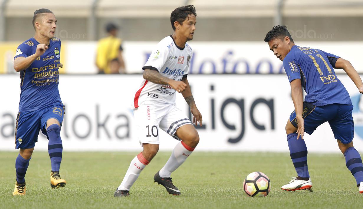 Striker Bali United, Irfan Bachdim, berusaha melewati pemain Persib pada laga Liga 1 Indonesia di Stadion Si Jalak Harupat, Bandung, Kamis (21/9/2017). Persib bermain imbang 0-0 dengan Bali United. (Bola.com/M Iqbal Ichsan)