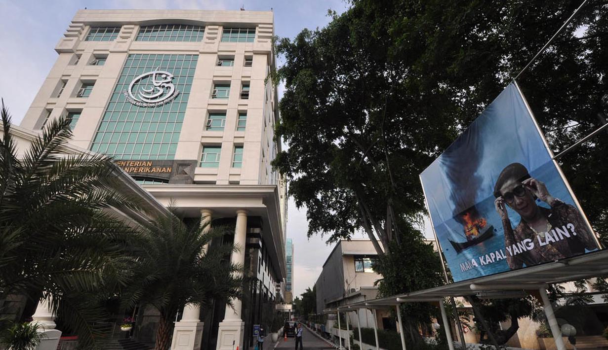 Poster berukuran 4x4 meter itu dipasang di pintu masuk kantor KKP dan depan Gedung Mina Bahari 2 dan 3, Jakarta. Foto diambil pada Kamis (11/12/2014). (Liputan6.com/Miftahul Hayat)