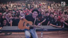Musisi Budi Doremi foto bersama peserta Emtek Goes to Campus 2018 di Universitas Kristen Petra Surabaya, Kamis (15/11). Dalam penampilannya Budi Doremi membawakan sejumlah lagu yaitu, tolong, Friendzone, Doremi. (Liputan6.com/Faizal Fanani)