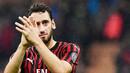 Hakan Calhanoglu - Pemain Timnas Turki ini menjadi pemain terkini yang membelot secara langsung dari AC Milan ke Inter Milan. Meski tampil apik bersama Rossoneri ia memilih hengkang ke klub rival setelah kontraknya habis di AC Milan. (AFP/Miguel Medina)