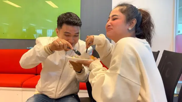 6 Momen Dewi Perssik dan Aldi Taher Kerja Bareng, Akur Makan Sepiring Berdua