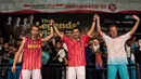 Pebulutangkis legendaris dunia Lee Chong Wei, Taufik Hidayat (tengah) dan Peter Gade (kanan) mengangkat tangan usai laga Yonex Legends Vision di GOR Asia Afrika, Jakarta, Senin (17/8/2015). (Bola.com/Vitalis Yogi Trisna)