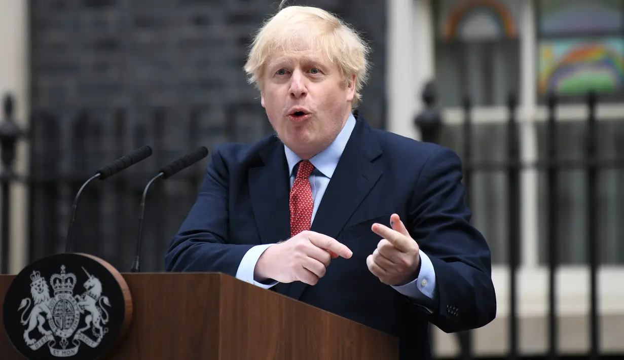 PM Inggris, Boris Johnson memberikan pernyataan pada hari pertamanya kembali bekerja setelah pulih dari virus Corona di Downing Street, London, Senin (27/4/2020). Ini menjadi kemunculan pertama PM Johnson di depan publik setelah hampir sebulan terinfeksi COVID-19.  (DANIEL LEAL-OLIVAS/AFP)