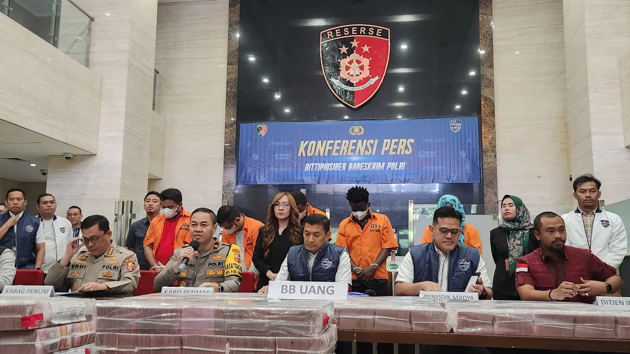 Direktorat Tindak Pidana Siber Bareskrim Polri menangkap lima tersangka pelaku scamming bussines email compromise yang merugikan perusahaan asal Singapura hingga Rp 32 miliar.