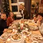 Ilustrasi makan bersama keluarga saat Natal. (Photo by Nicole Michalou/Pexels)