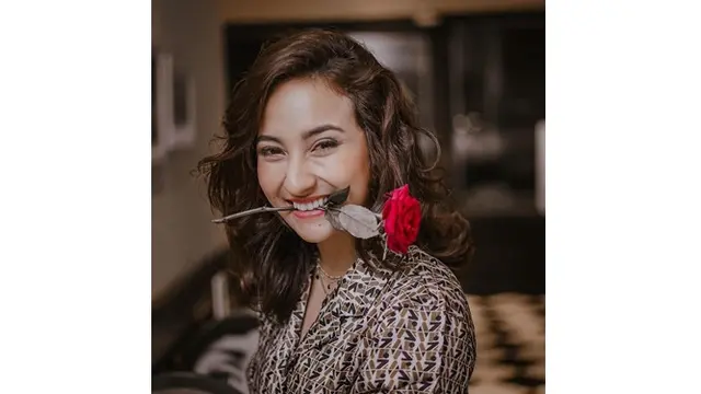 7 Pesona Naomi Zaskia yang Tampil Kompak dengan Sule di Pernikahan Siti Badriah