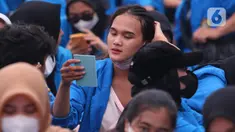 Seorang mahasiswi saat mengikuti aksi di depan Gedung DRI, Jakarta, Kamis (21/4/2022). Parayan Hari Kartini yang jatuh pada 21 april banyak sejumlah perempuan ikut aksi penolakan penundaan pemilu 2024. (Liputan6.com/Angga Yuniar)