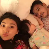Sarwendah dan Ruben Onsu bersama putri mereka. Kehangatan keluarga kecil Sarwendah dan Ruben juga ditunjukkan saat hendak tidur. (Instagram @sarwendah29)